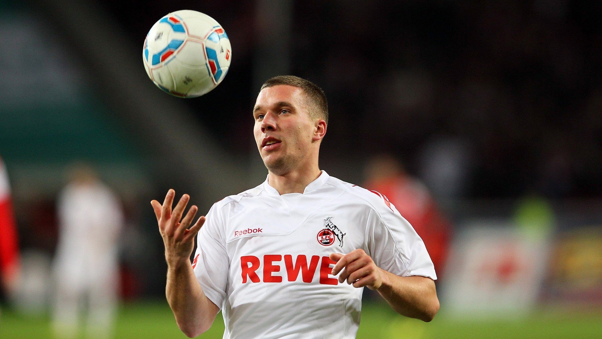 后防站位间距是否决定高空球防守稳定性，后防准备姿势